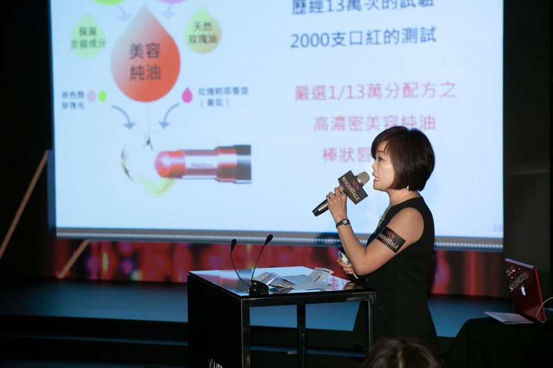 資生堂教育訓練講師徐岳蓉老師為媒體朋友講解心機春夏彩粧的商品特長